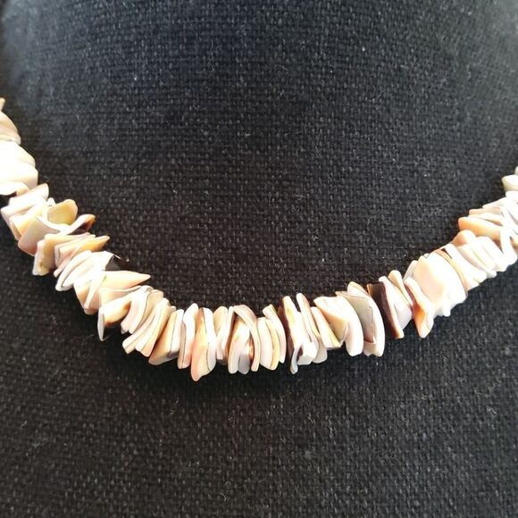 (3/$20) fashion jewelry faux shell necklace - Picture 2 of 7